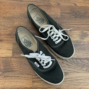 VANS - 7.5 BLACK LACE UP VANS